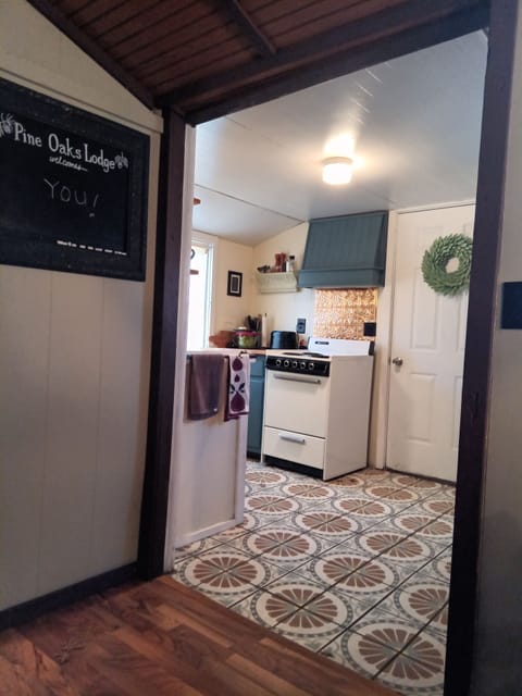 super cute vintage kitchen