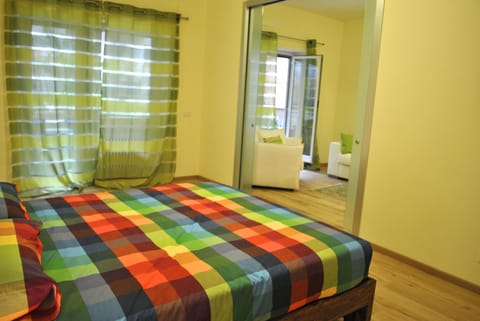 Premium bedding, in-room safe, desk, free cribs/infant beds