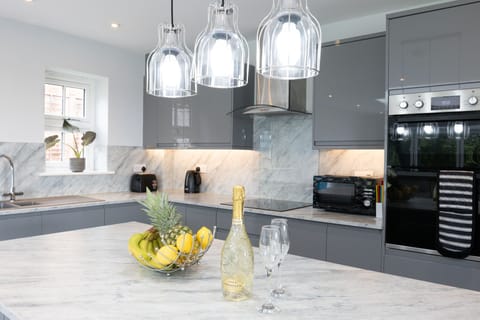 House | Private kitchen | Fridge, microwave, oven, stovetop