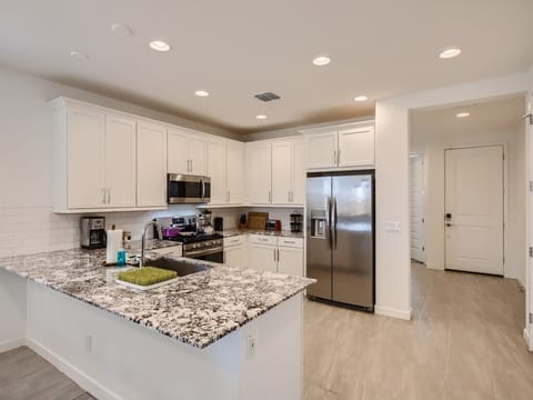 Classic House | Private kitchen | Full-size fridge, microwave, oven, stovetop