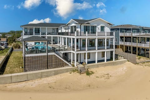 Back Aerial of Black Tie Beachy