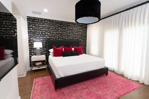 Primary Bedroom: 1 King bed