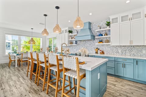 Gather at the quartz island for breakfast, drinks, or casual bites — five seats offer space for the whole crew.