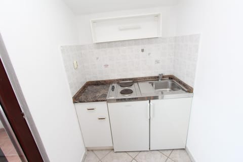 Apartment, 1 Bedroom | Private kitchen