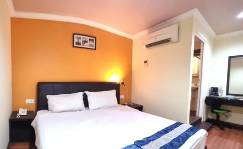 Superior Queen | Desk, soundproofing, iron/ironing board (on request), WiFi (free)