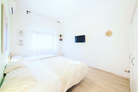 Elite Triple Room | Iron/ironing board, free WiFi, bed sheets