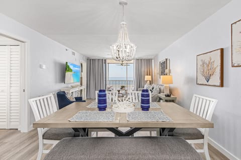 Condo, 2 Bedrooms | Dining