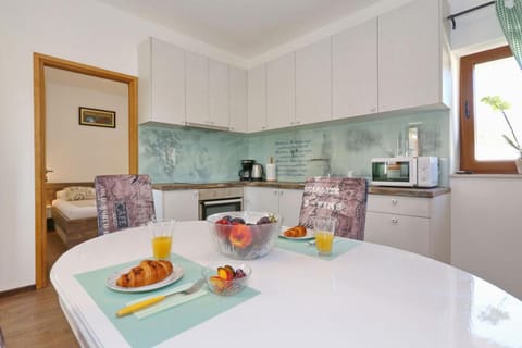 Equipped kitchen with dinning area