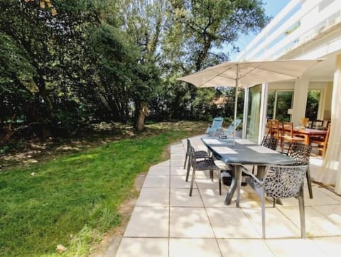 Première vue, sorti de votre voiture,  terrasse sur terrain privatif de 400m²