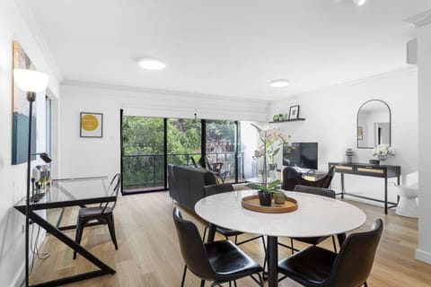 Everything you need for a comfortable and complete stay in Perth! This well-appointed space features distinct zones for dining, lounging, and working. 
