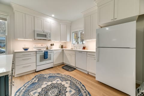 Kitchen | Basic Cooking Essentials | Dishwasher | Breakfast Bar