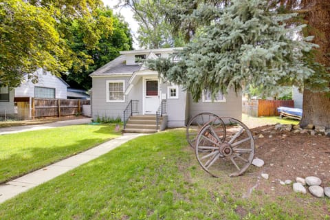 Hamilton Vacation Rental | 2BR | 2BA | 2,000 Sq Ft | 4 Steps Required
