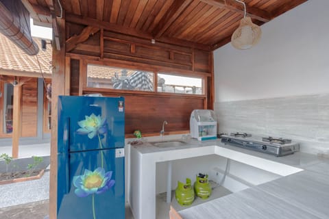 Deluxe Villa | Private kitchen | Full-size fridge, dishwasher, toaster, blender