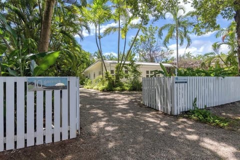Costal Chill on Garrick st. 10

Nestled amongst lush tropical gardens, only one street back from the beach.  Life doesn't get much easier than this.