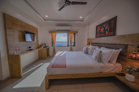 Executive Room | 1 bedroom, in-room safe, desk, blackout drapes