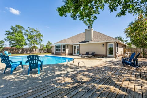 Private pool and fenced in back yard