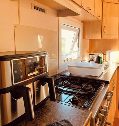 Cabin | Private kitchen | Fridge, microwave, oven, stovetop