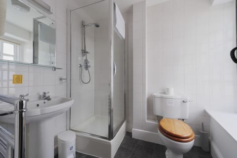 Standard Suite, Ensuite | Bathroom | Free toiletries, hair dryer, towels, soap
