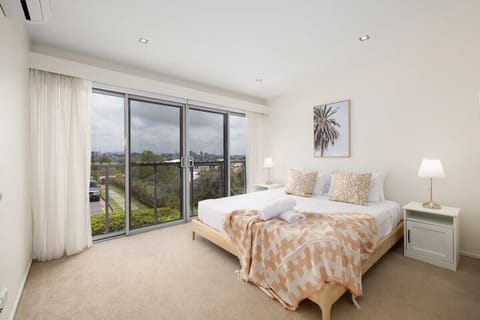 Master Room

King-size bed
Bath towel are provided