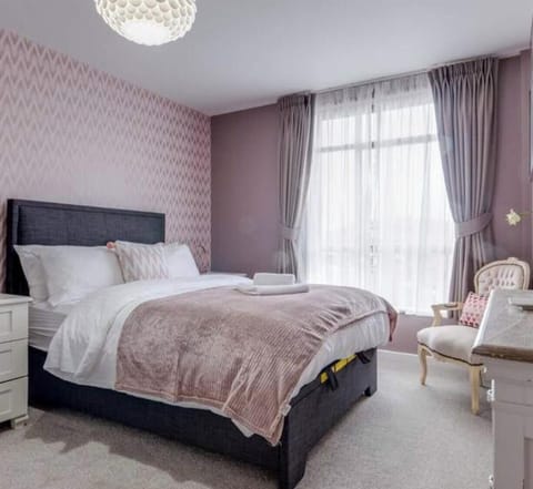 Large deluxe master room with super comfy bed and en-suite
