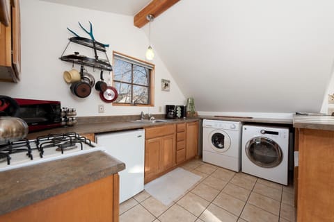 Fully Stocked Kitchen (washer/dryer as well)
