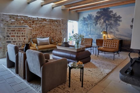 42-cm Smart TV with satellite channels