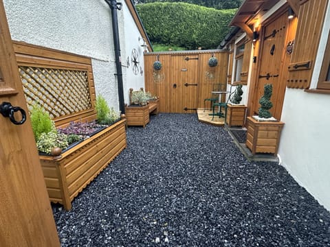 pretty outside couryard garden