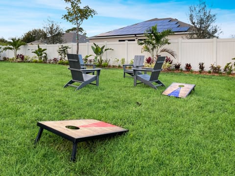 [Backyard Garden] Fenced tropical yard with room to spread out and unwind
