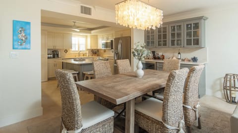 FLORENTINE GARDENS UNIT 305, 3 BR/2 BA, SOUTHERN END OF MARCO, WALK TO BEACH, WATER FRONT. House in Marco Island