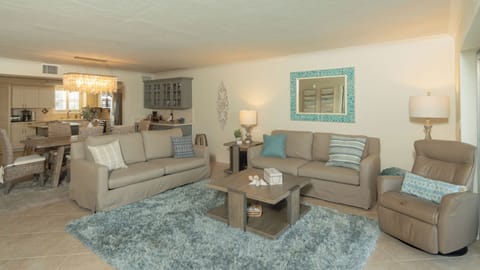 FLORENTINE GARDENS UNIT 305, 3 BR/2 BA, SOUTHERN END OF MARCO, WALK TO BEACH, WATER FRONT. House in Marco Island