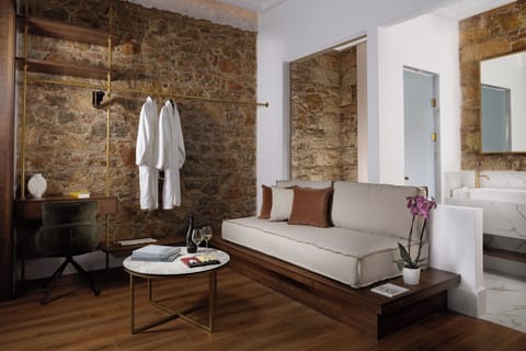 Minibar, in-room safe, soundproofing, free WiFi