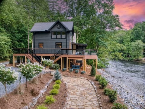 Off the Hook - steps from Toccoa River