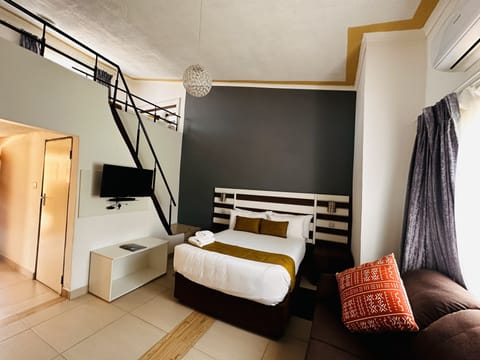 Standard Triple Room | Desk, laptop workspace, iron/ironing board (on request), WiFi (free)