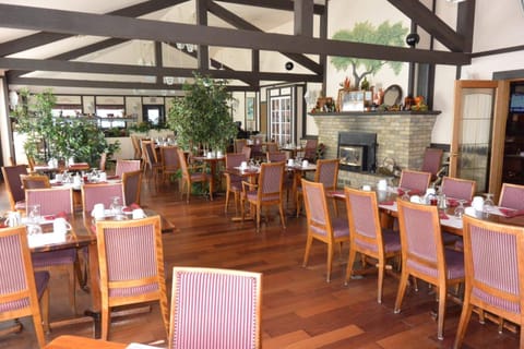 2 restaurants; breakfast, lunch, and dinner served
