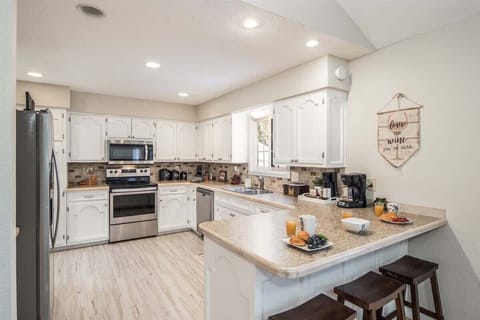 Bright and Cheery Kitchen 
