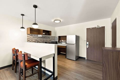 Single Room, 1 King Bed, Accessible, Non Smoking (Roll-In Shower) | Private kitchen | Coffee/tea maker