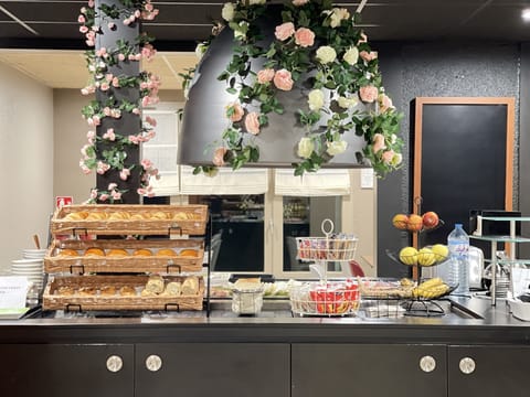 Daily continental breakfast (EUR 12 per person)