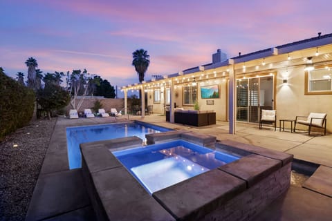 Beautiful Heated Pool & SPA + Nighttime Lights