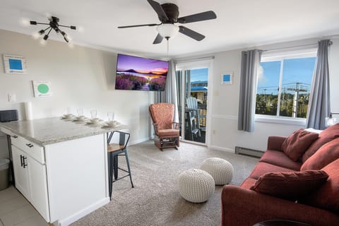 Welcome to Mountain Lodge 242, a one-bedroom getaway accommodating up to five guests, featuring stunning slope and mountain views!