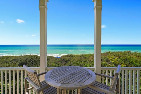 WELCOME TO PEACE HONEYMOON COTTAGE, BEACHFRONT IN SEASIDE