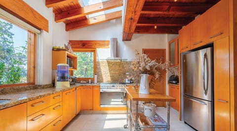 Superior House | Private kitchen | Full-size fridge, microwave, oven, electric kettle