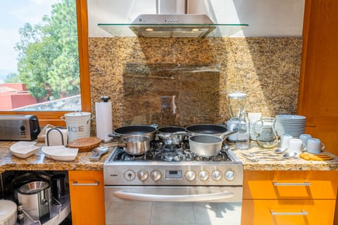 Superior House | Private kitchen | Full-size fridge, microwave, oven, electric kettle