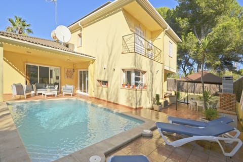 Prestige, villa with private pool and air conditioning near the sea in Mallorca. Perfect for enjoying an exclusive vacation in a tranquil setting.