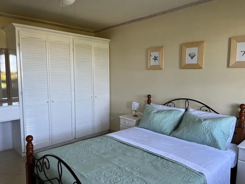 1 bedroom, queen bed, plenty of  storage for longer stays - with AC