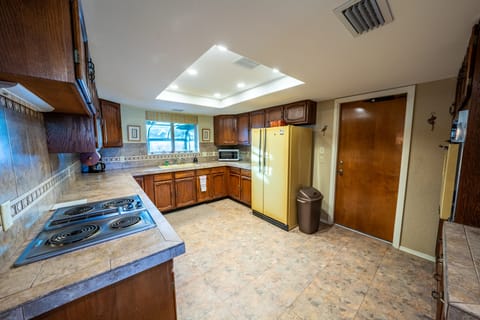 Charming Vintage Kitchen. The Fridge Has An Ice Maker And Water Dispenser.They Don't Make This Quality Of Fridge Anymore