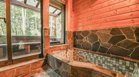 Basic Cottage | Bathroom | Combined shower/tub, free toiletries, hair dryer, slippers