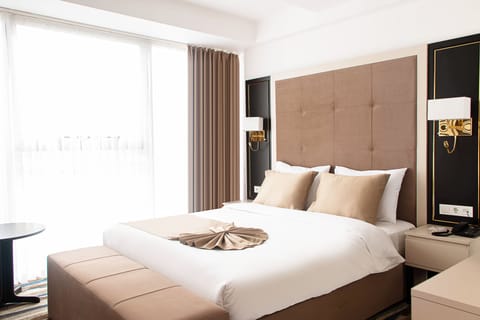 Standard Double Room | Minibar, in-room safe, desk, laptop workspace