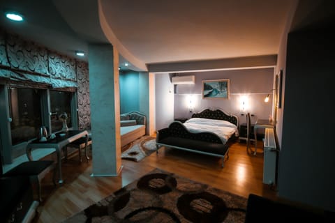 Royal Double Room | Desk, free WiFi