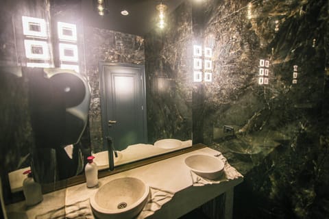 Economy Triple Room | Bathroom | Free toiletries, hair dryer