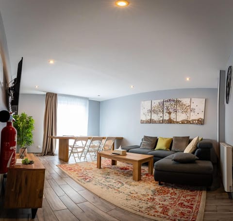 Standard Twin Room | Living area | Flat-screen TV, books